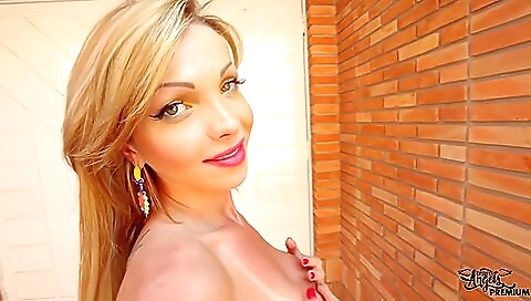 Blonde hottie gets fucked in the car in the outdoor